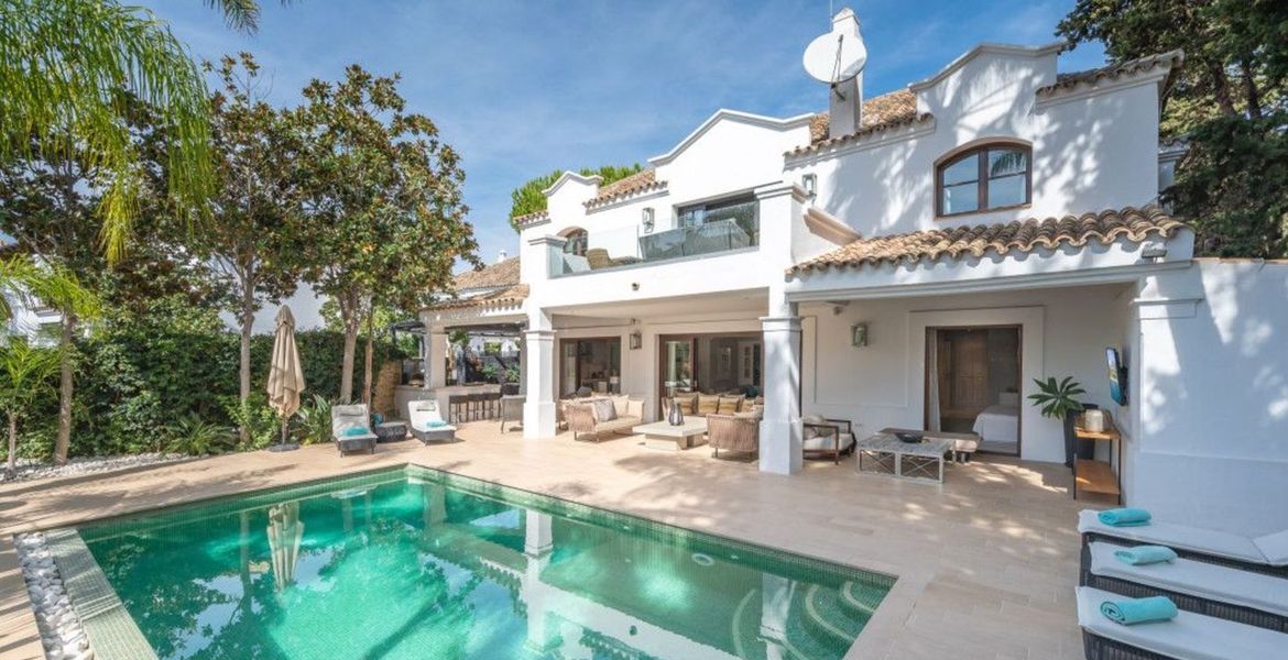VILLA DE LUJO JUNTO A LA PLAYA EN MARBELLA CLUB