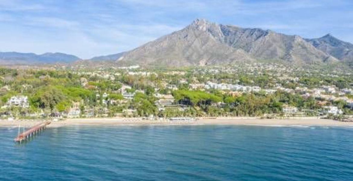 VILLA DE LUJO JUNTO A LA PLAYA EN MARBELLA CLUB