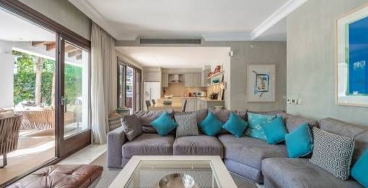 VILLA DE LUJO JUNTO A LA PLAYA EN MARBELLA CLUB