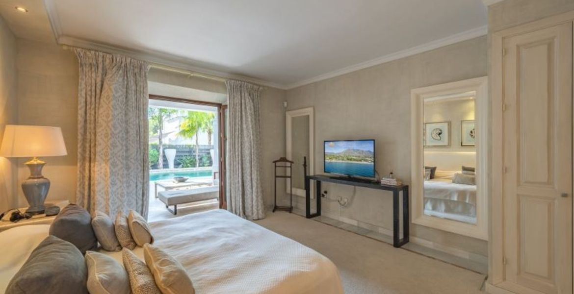 VILLA DE LUJO JUNTO A LA PLAYA EN MARBELLA CLUB