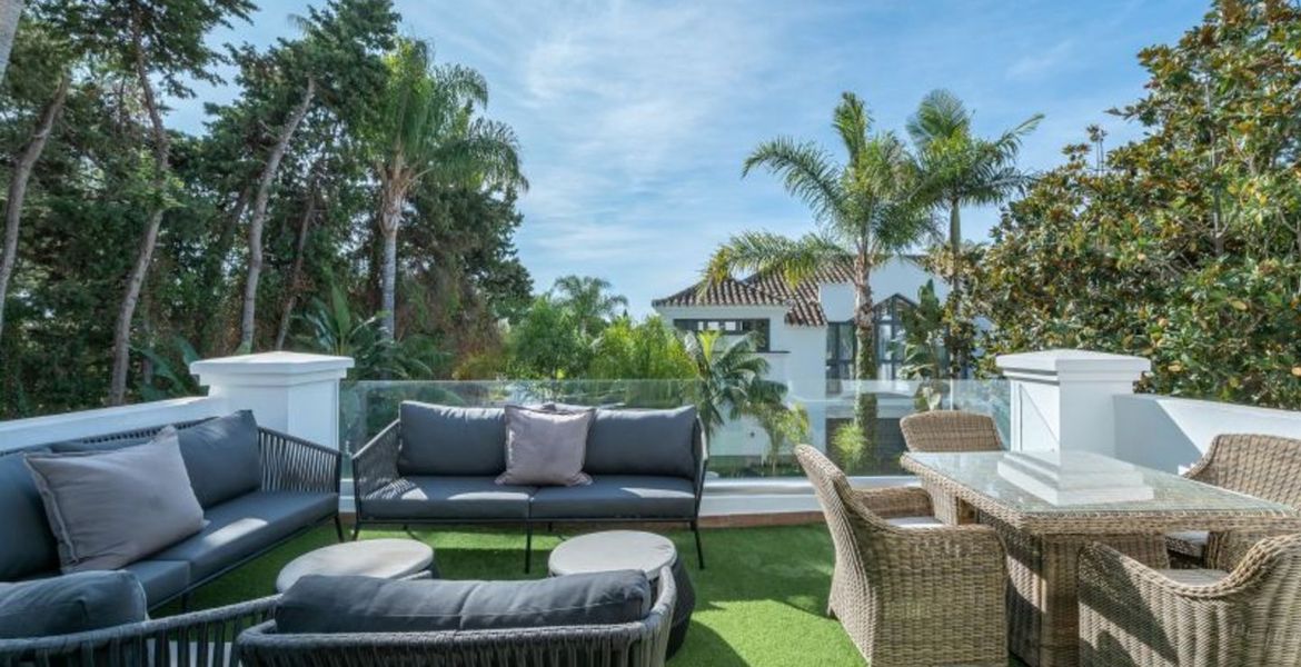 VILLA DE LUJO JUNTO A LA PLAYA EN MARBELLA CLUB