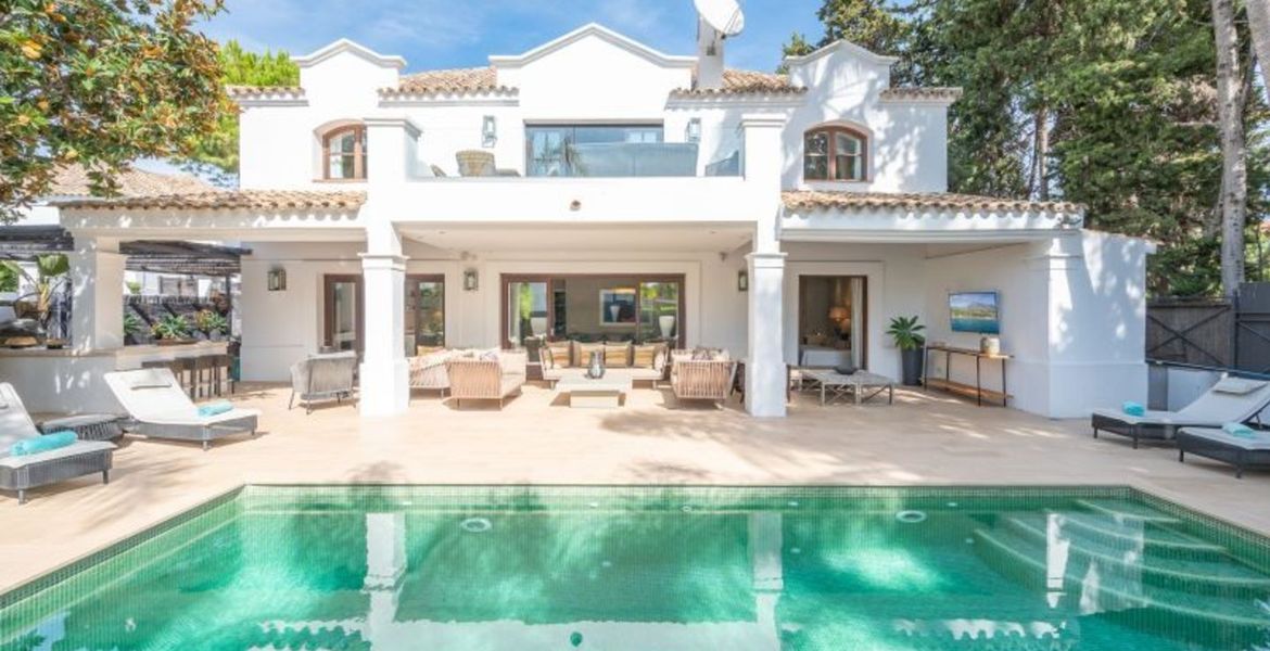 VILLA DE LUJO JUNTO A LA PLAYA EN MARBELLA CLUB