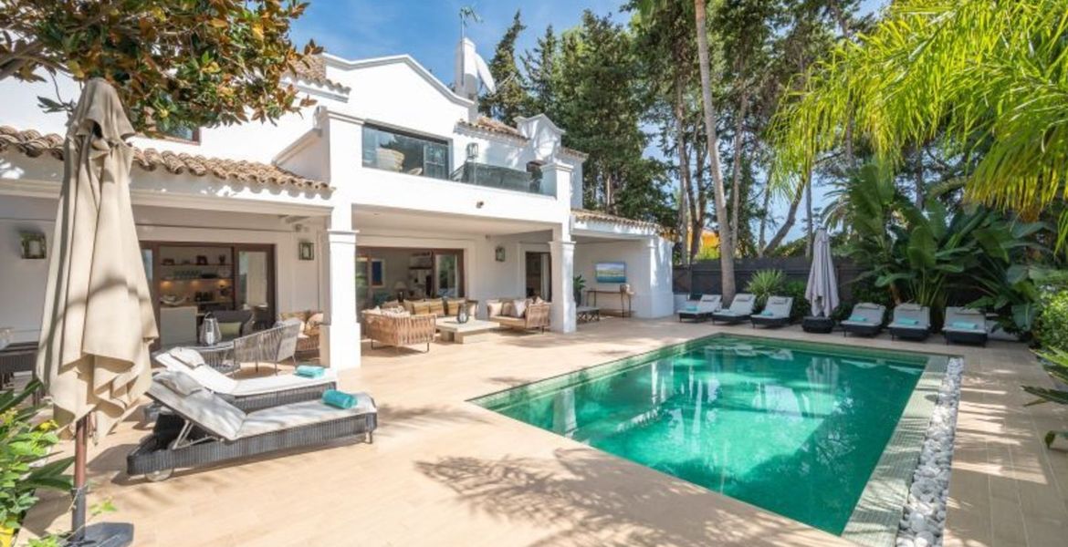 VILLA DE LUJO JUNTO A LA PLAYA EN MARBELLA CLUB