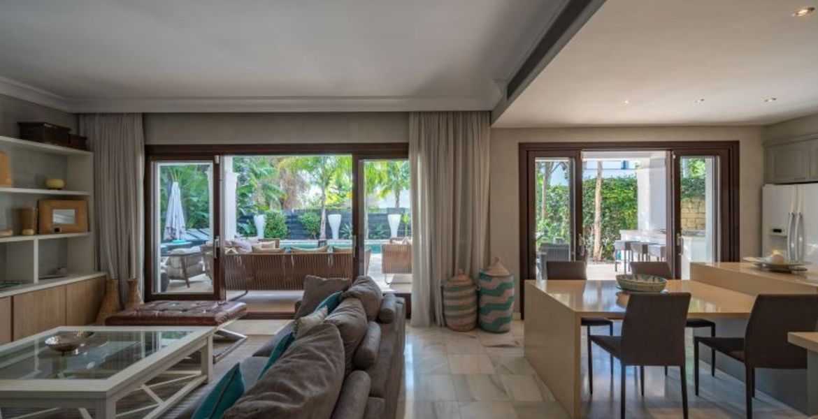 VILLA DE LUJO JUNTO A LA PLAYA EN MARBELLA CLUB