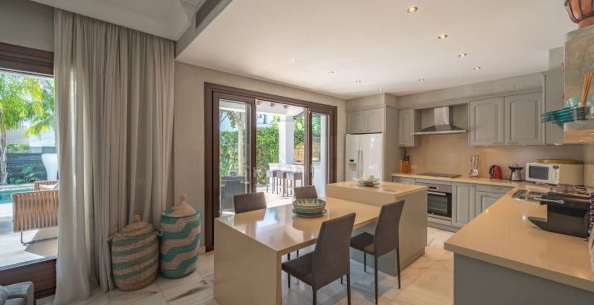 VILLA DE LUJO JUNTO A LA PLAYA EN MARBELLA CLUB