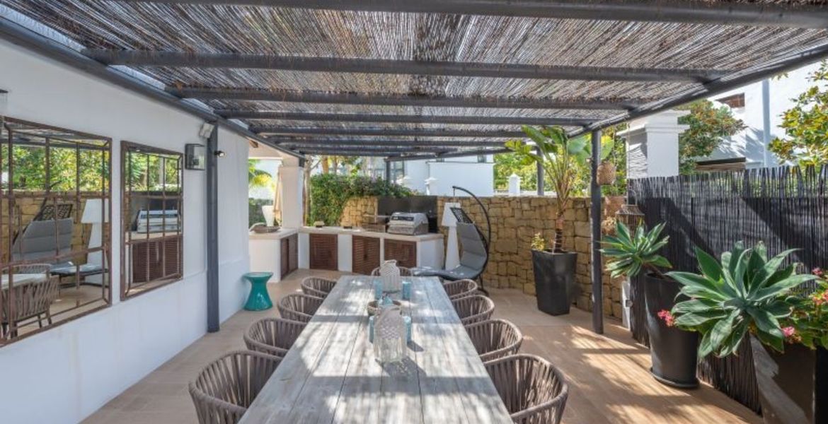 VILLA DE LUJO JUNTO A LA PLAYA EN MARBELLA CLUB