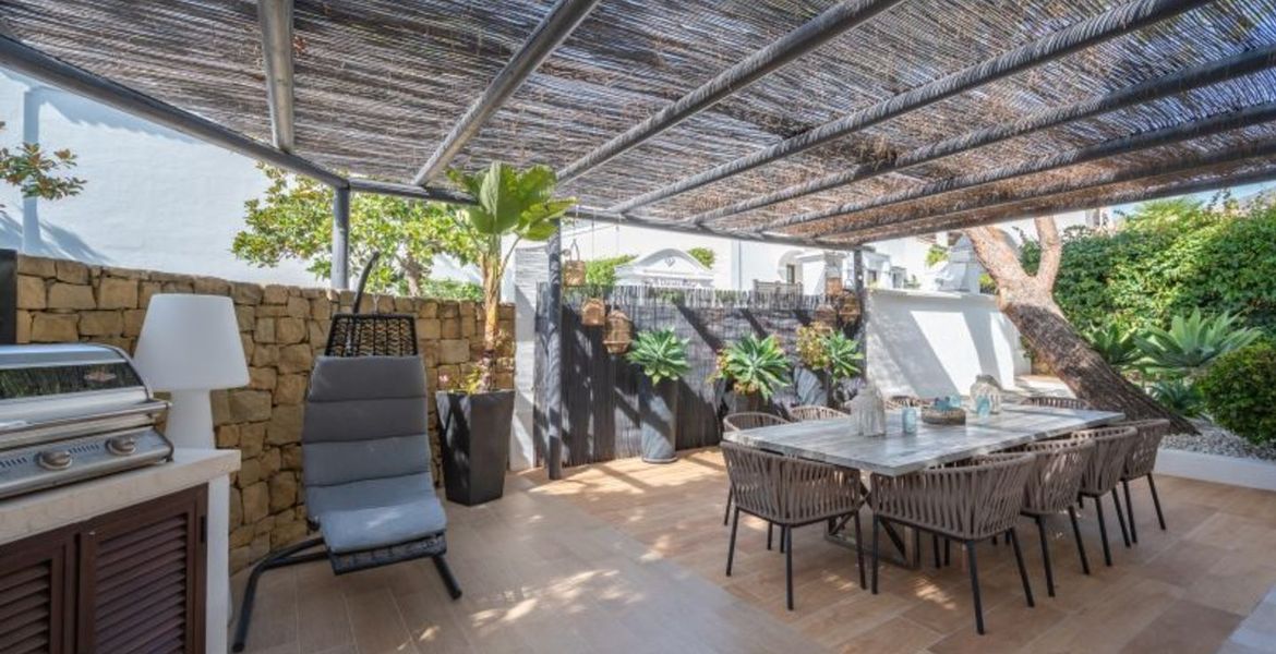 VILLA DE LUJO JUNTO A LA PLAYA EN MARBELLA CLUB