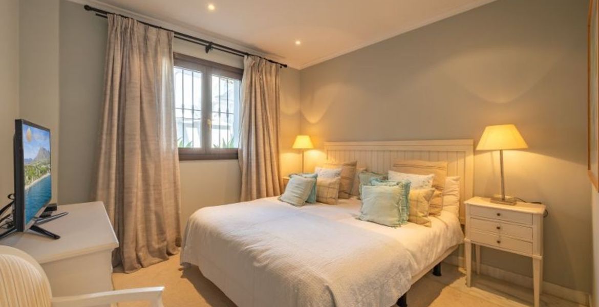 VILLA DE LUJO JUNTO A LA PLAYA EN MARBELLA CLUB