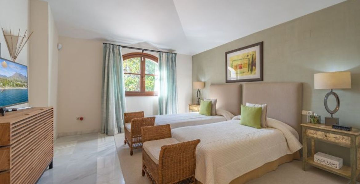 VILLA DE LUJO JUNTO A LA PLAYA EN MARBELLA CLUB