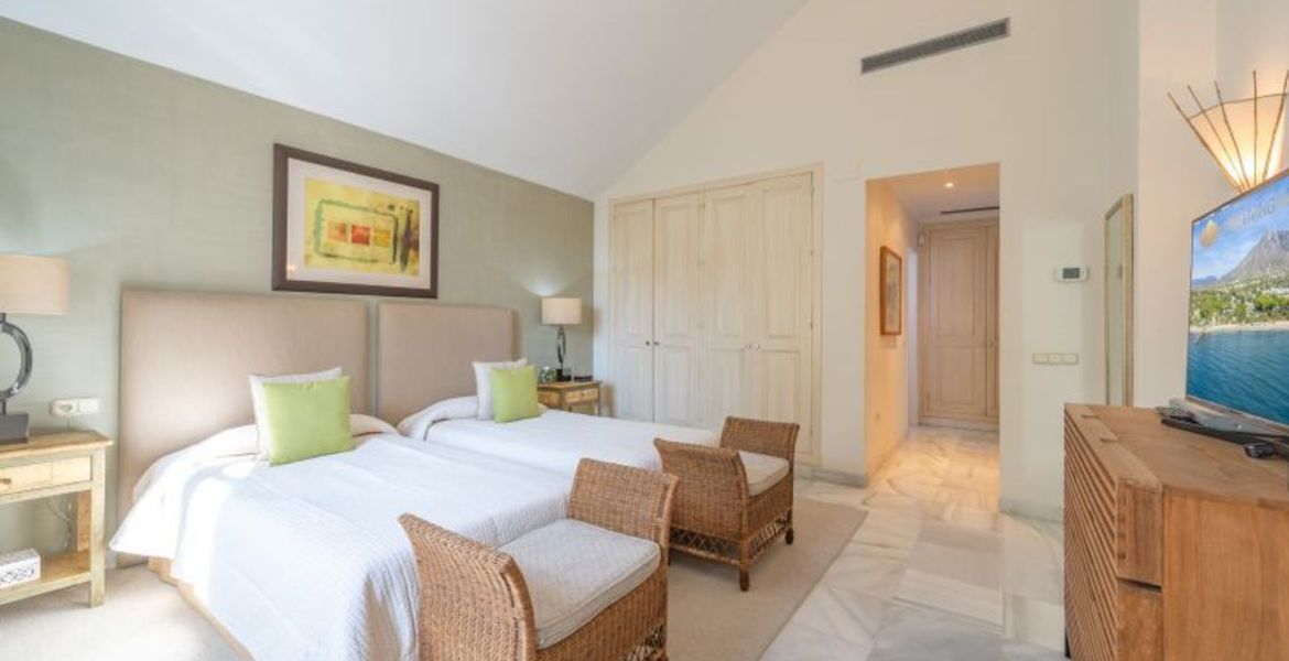VILLA DE LUJO JUNTO A LA PLAYA EN MARBELLA CLUB