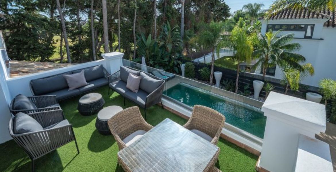 VILLA DE LUJO JUNTO A LA PLAYA EN MARBELLA CLUB