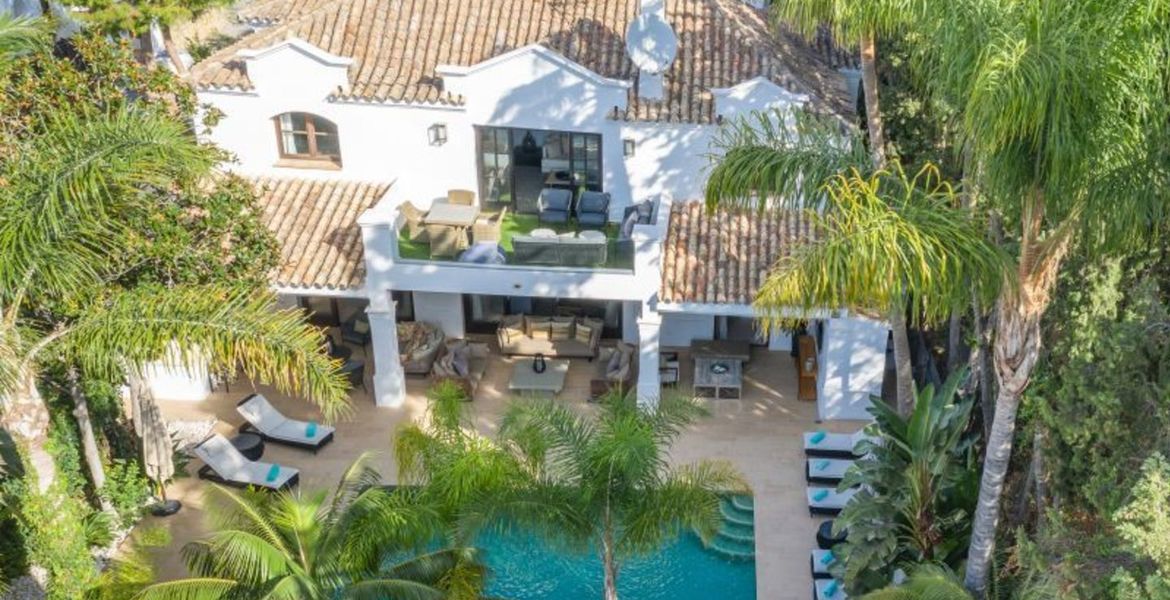 VILLA DE LUJO JUNTO A LA PLAYA EN MARBELLA CLUB