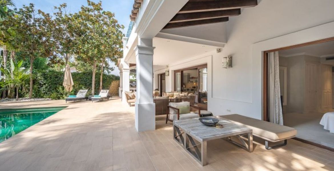 VILLA DE LUJO JUNTO A LA PLAYA EN MARBELLA CLUB