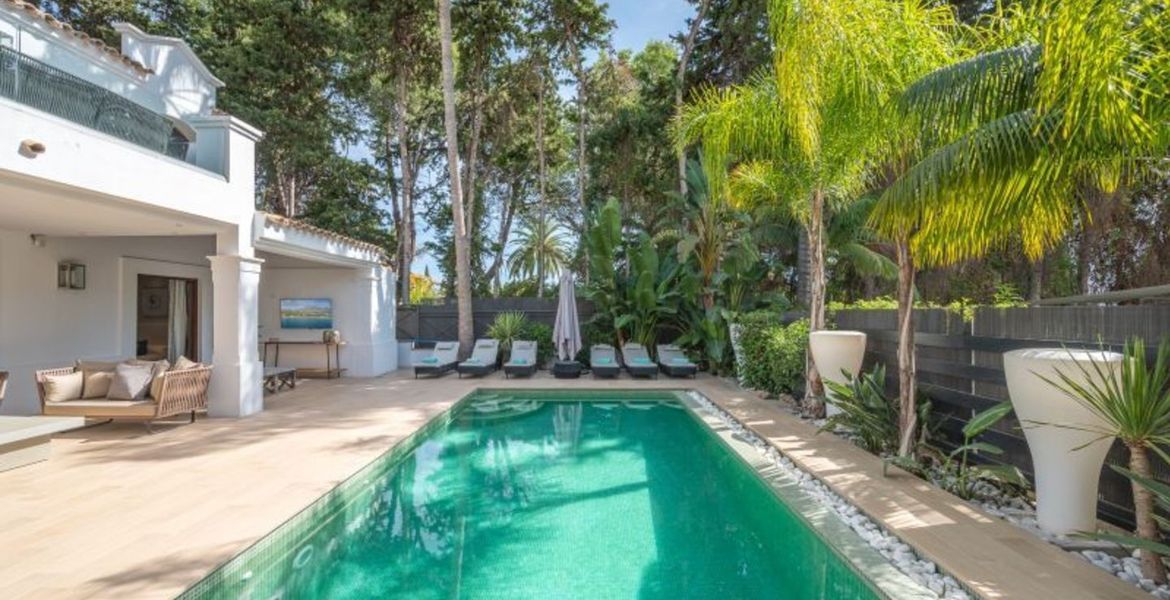VILLA DE LUJO JUNTO A LA PLAYA EN MARBELLA CLUB