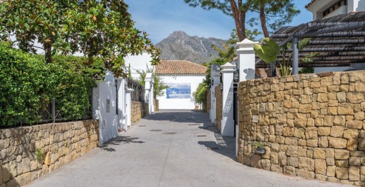 VILLA DE LUJO JUNTO A LA PLAYA EN MARBELLA CLUB