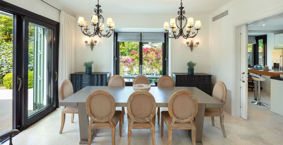 Villa en alquiler en Marbella Club area.