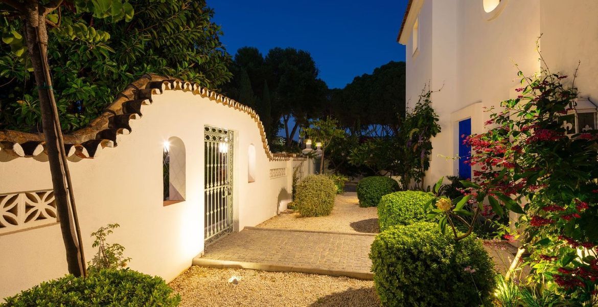 Villa en alquiler en Marbella Club area.