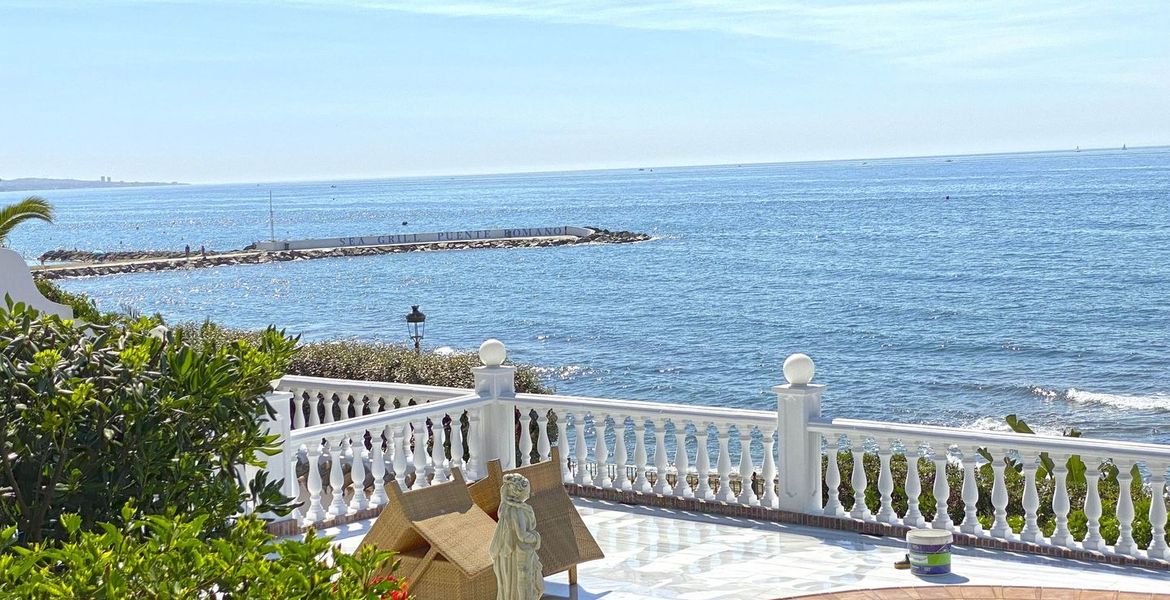Frente a la playa Chalet en Puente Romano