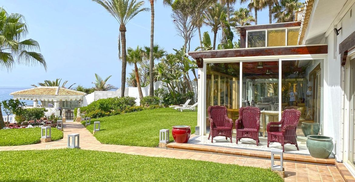 Frente a la playa Chalet en Puente Romano