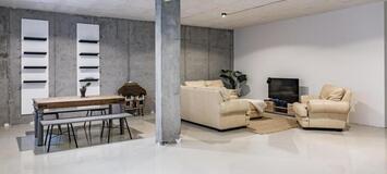 Un gran, cuatro dormitorios y cuatro baños, chalet situado s