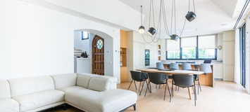 Un gran, cuatro dormitorios y cuatro baños, chalet situado s