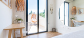 Un gran, cuatro dormitorios y cuatro baños, chalet situado s