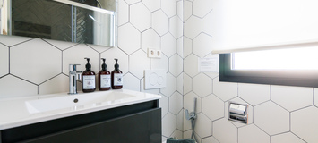 Un gran, cuatro dormitorios y cuatro baños, chalet situado s