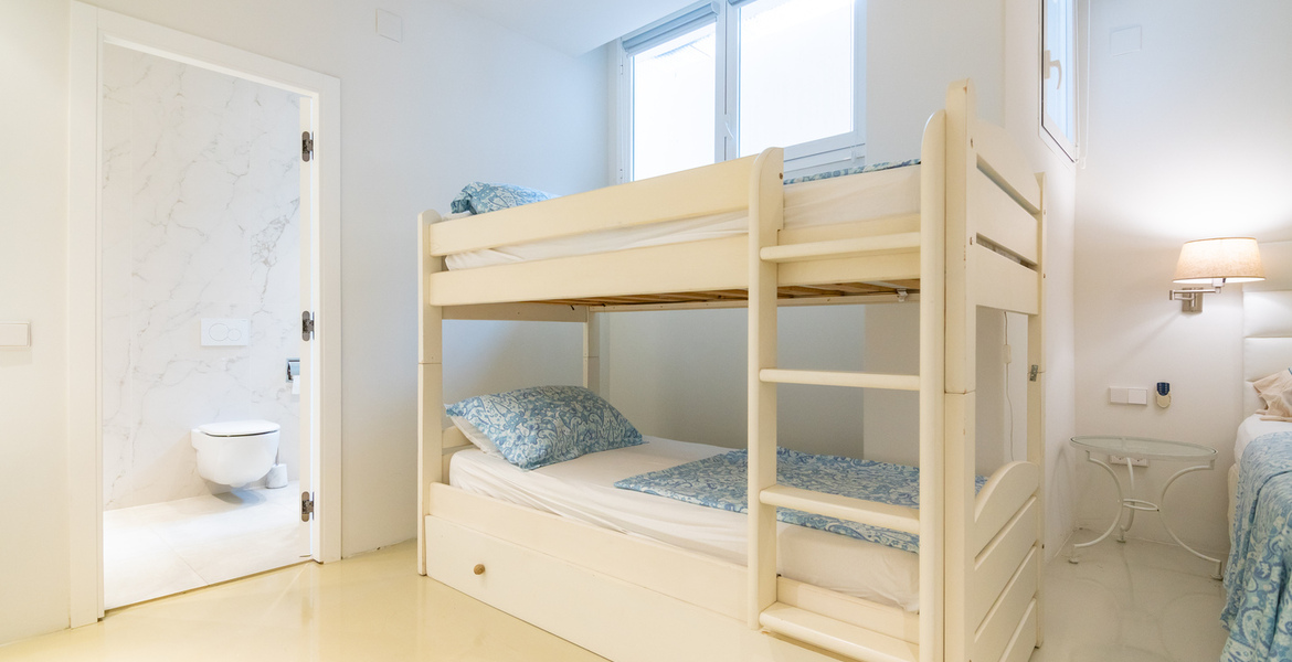 Un gran, cuatro dormitorios y cuatro baños, chalet situado s