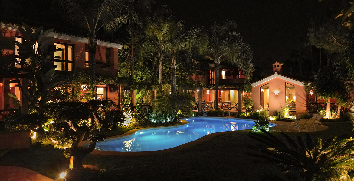 VILLA DE LUJO LADO MAR ENTRE PUENTE ROMANO Y MARBELLA CLUB