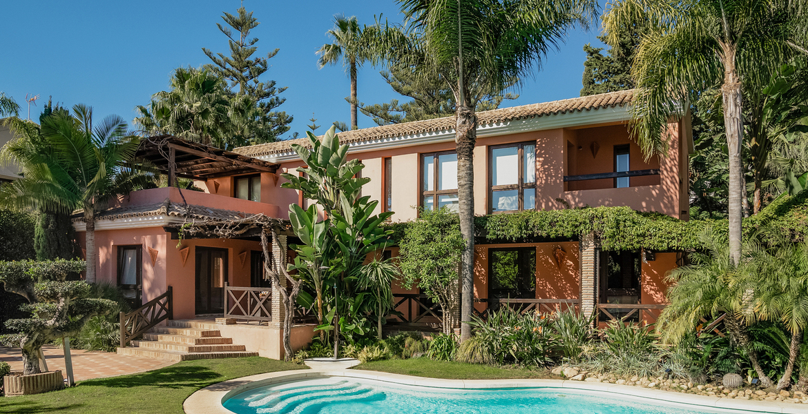 VILLA DE LUJO LADO MAR ENTRE PUENTE ROMANO Y MARBELLA CLUB
