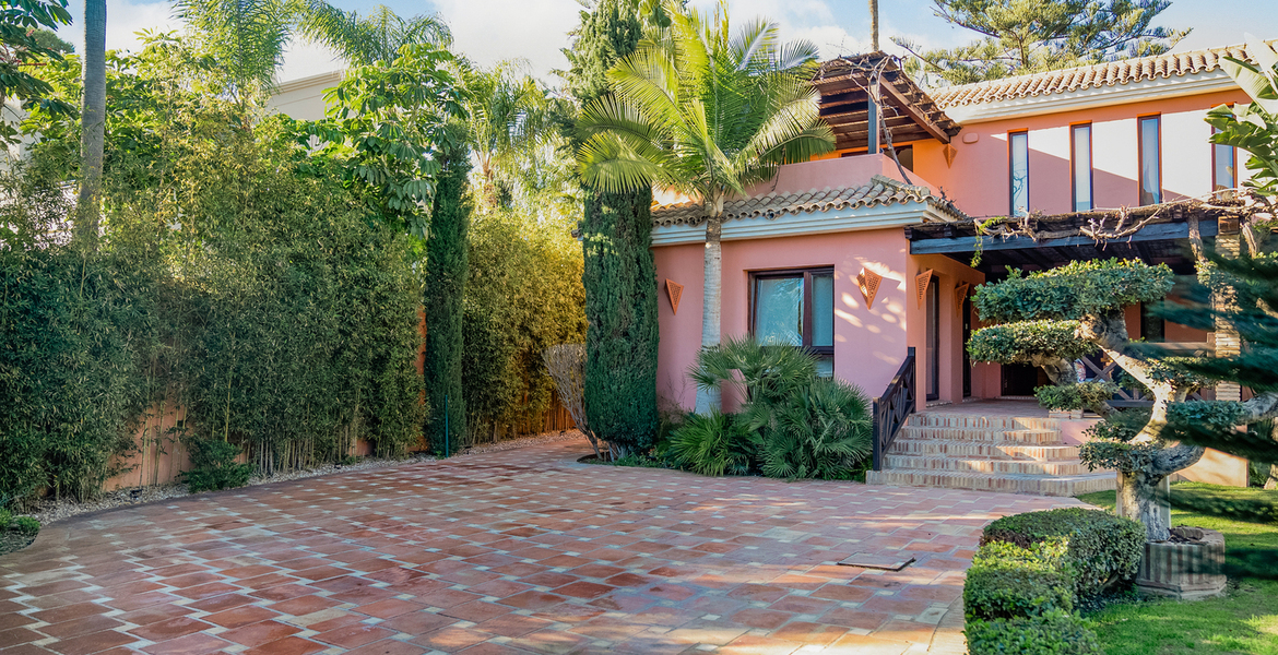 VILLA DE LUJO LADO MAR ENTRE PUENTE ROMANO Y MARBELLA CLUB