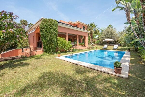 Villa en alquiler en Milla de Oro Marbella