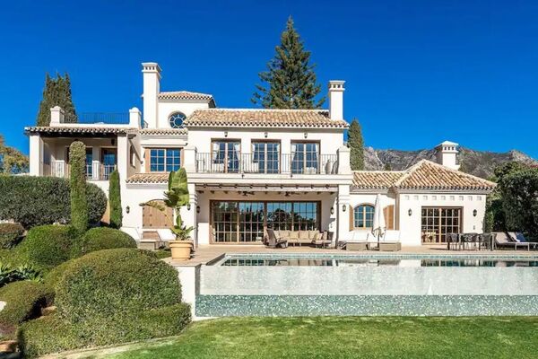 Villa en alquiler en Milla de Oro Marbella La Carolina
