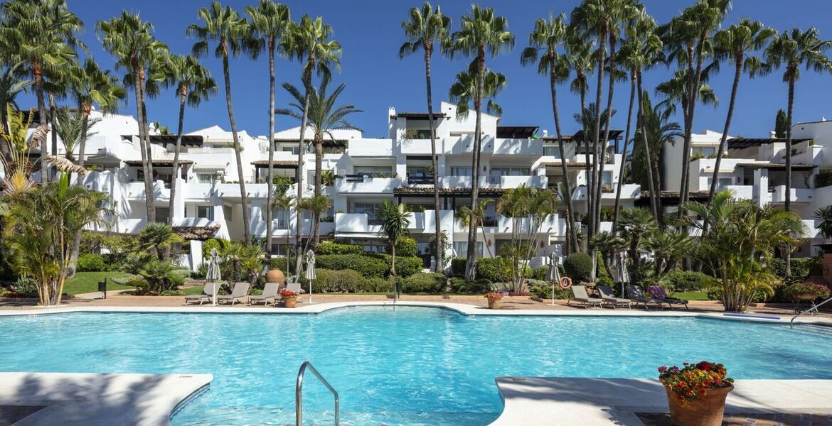 Lujoso apartamento en planta baja en Puente Romano Marbella