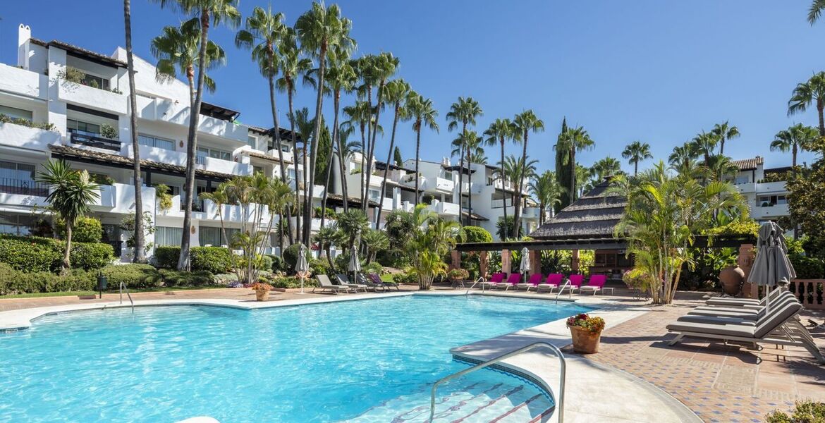 Lujoso apartamento en planta baja en Puente Romano Marbella