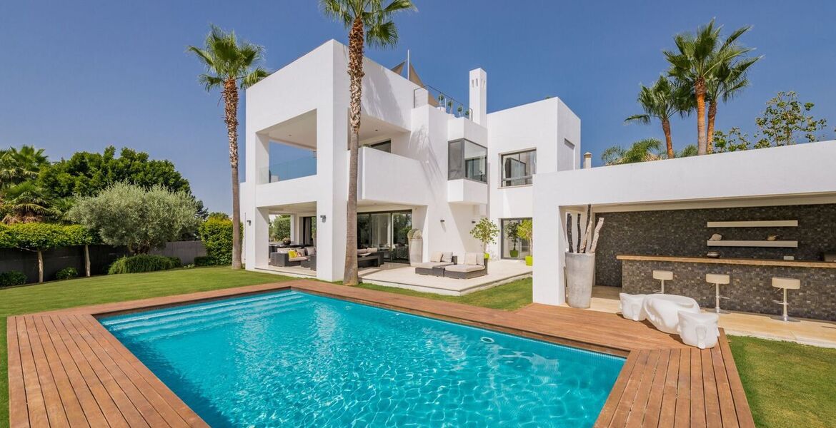 Villa contemporánea cerca de Puerto Banús con vistas al mar
