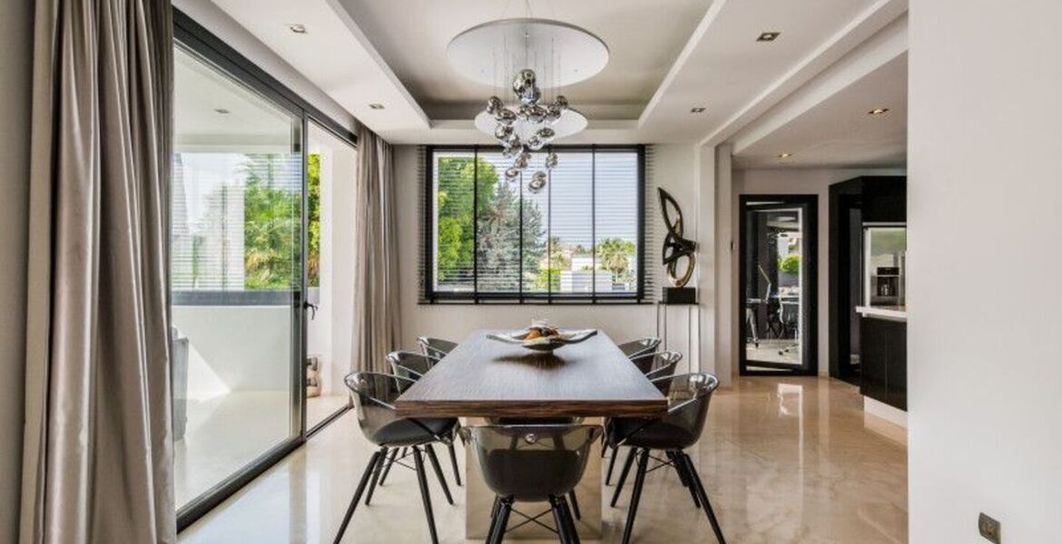 Villa contemporánea cerca de Puerto Banús con vistas al mar