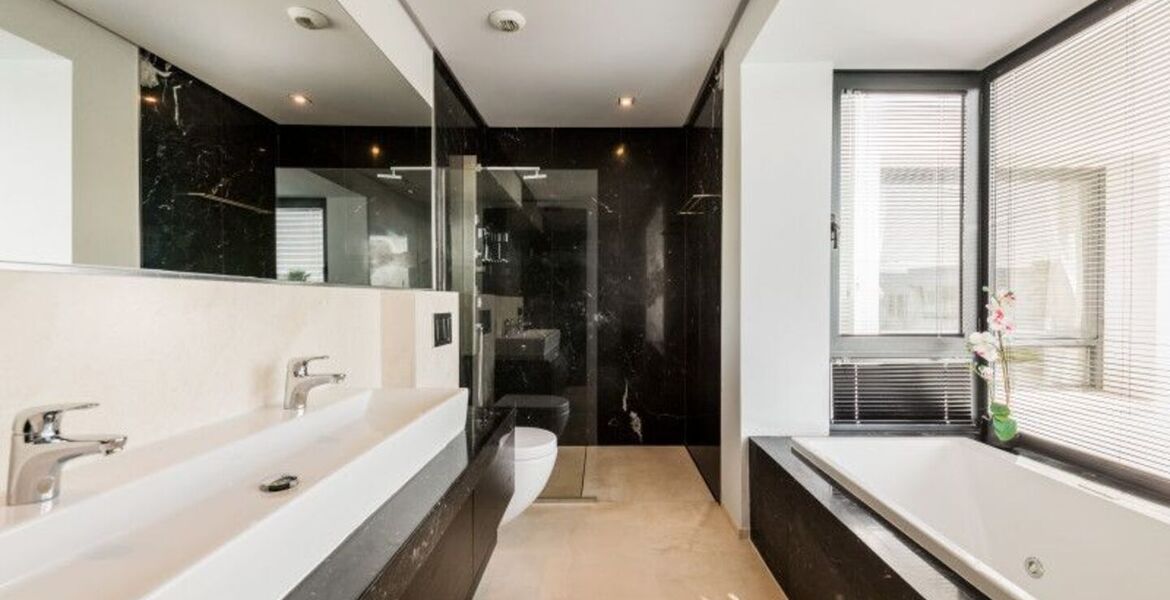 Villa contemporánea cerca de Puerto Banús con vistas al mar