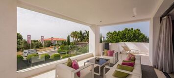 Villa contemporánea cerca de Puerto Banús con vistas al mar