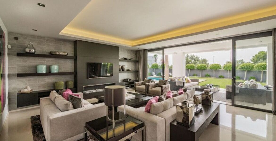 Villa contemporánea cerca de Puerto Banús con vistas al mar