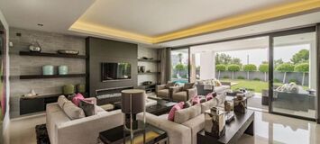 Villa contemporánea cerca de Puerto Banús con vistas al mar