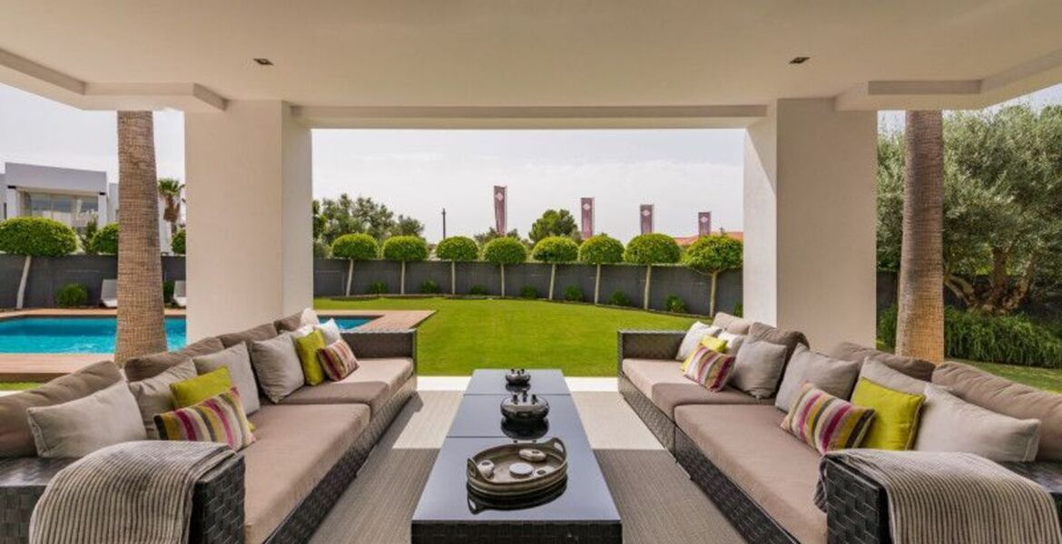 Villa contemporánea cerca de Puerto Banús con vistas al mar