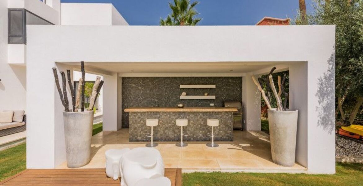 Villa contemporánea cerca de Puerto Banús con vistas al mar