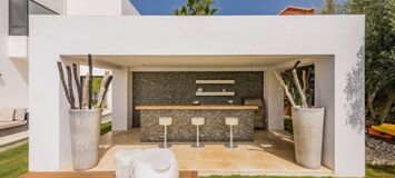 Villa contemporánea cerca de Puerto Banús con vistas al mar
