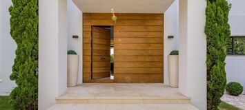 Villa contemporánea cerca de Puerto Banús con vistas al mar