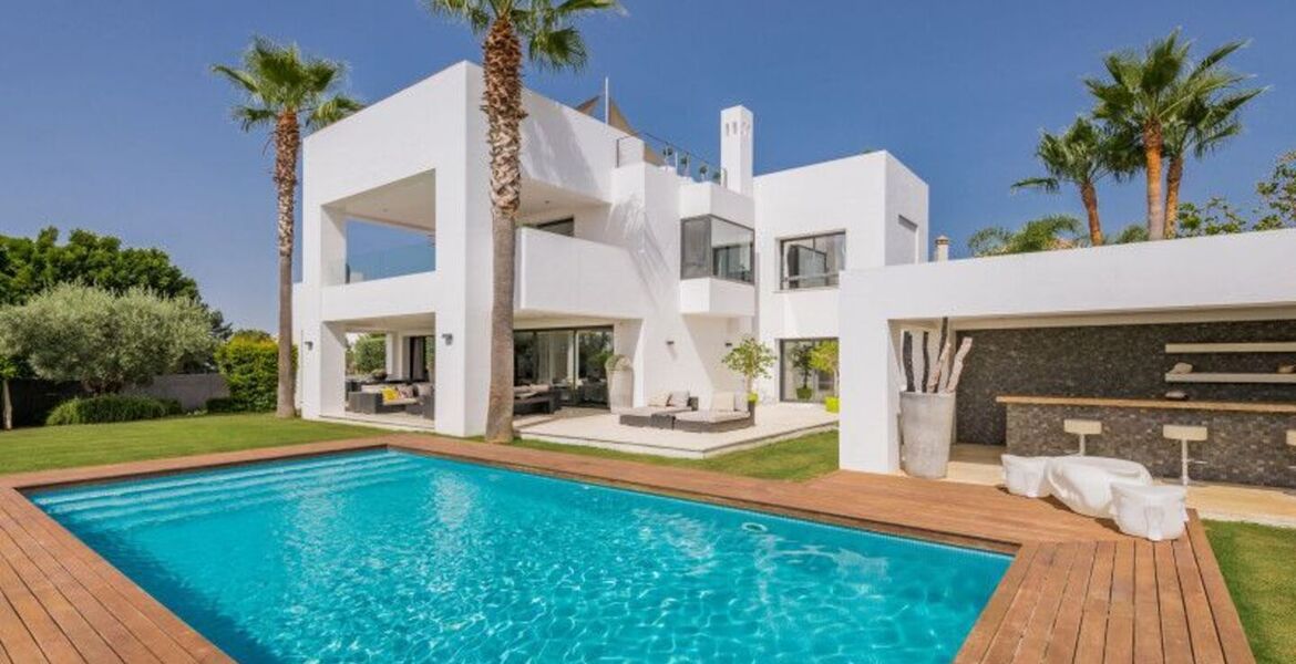 Villa contemporánea cerca de Puerto Banús con vistas al mar