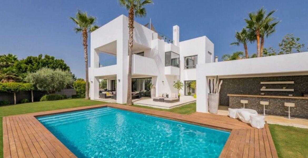 Villa contemporánea cerca de Puerto Banús con vistas al mar