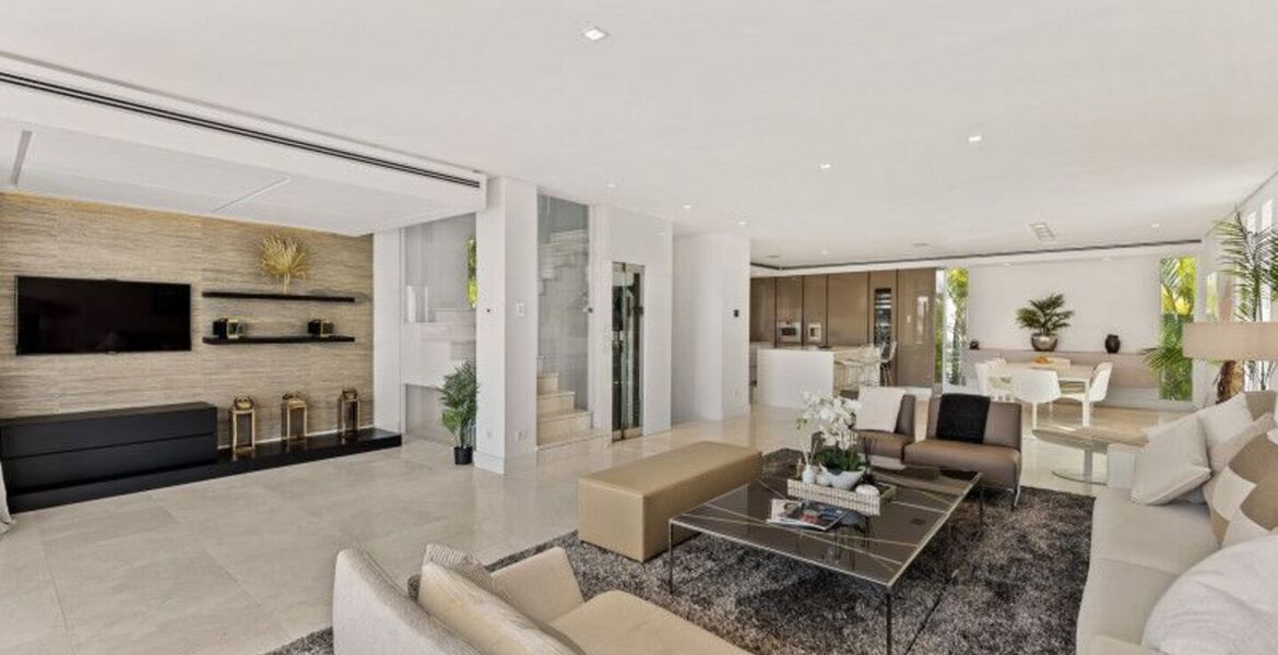 Contemporary Villa in Puente Romano with Smart Home
