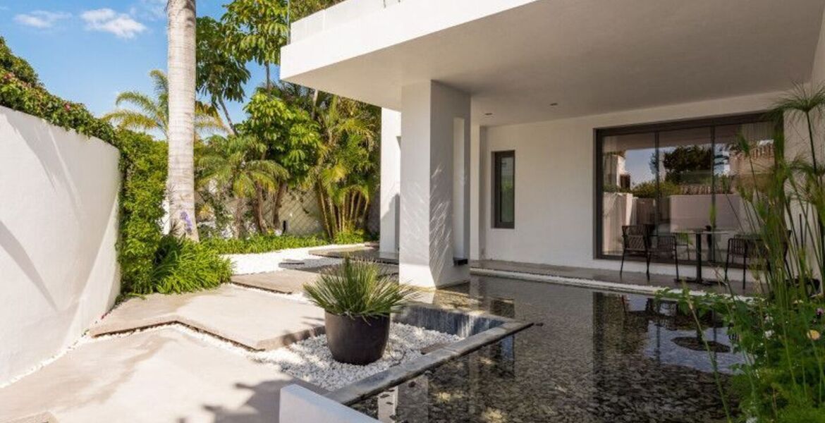 Contemporary Villa in Puente Romano with Smart Home