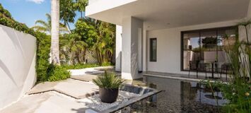 Contemporary Villa in Puente Romano with Smart Home